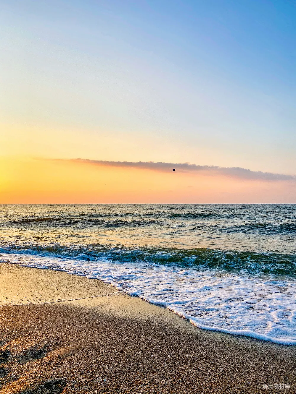 海浪在日落时分拍打海岸