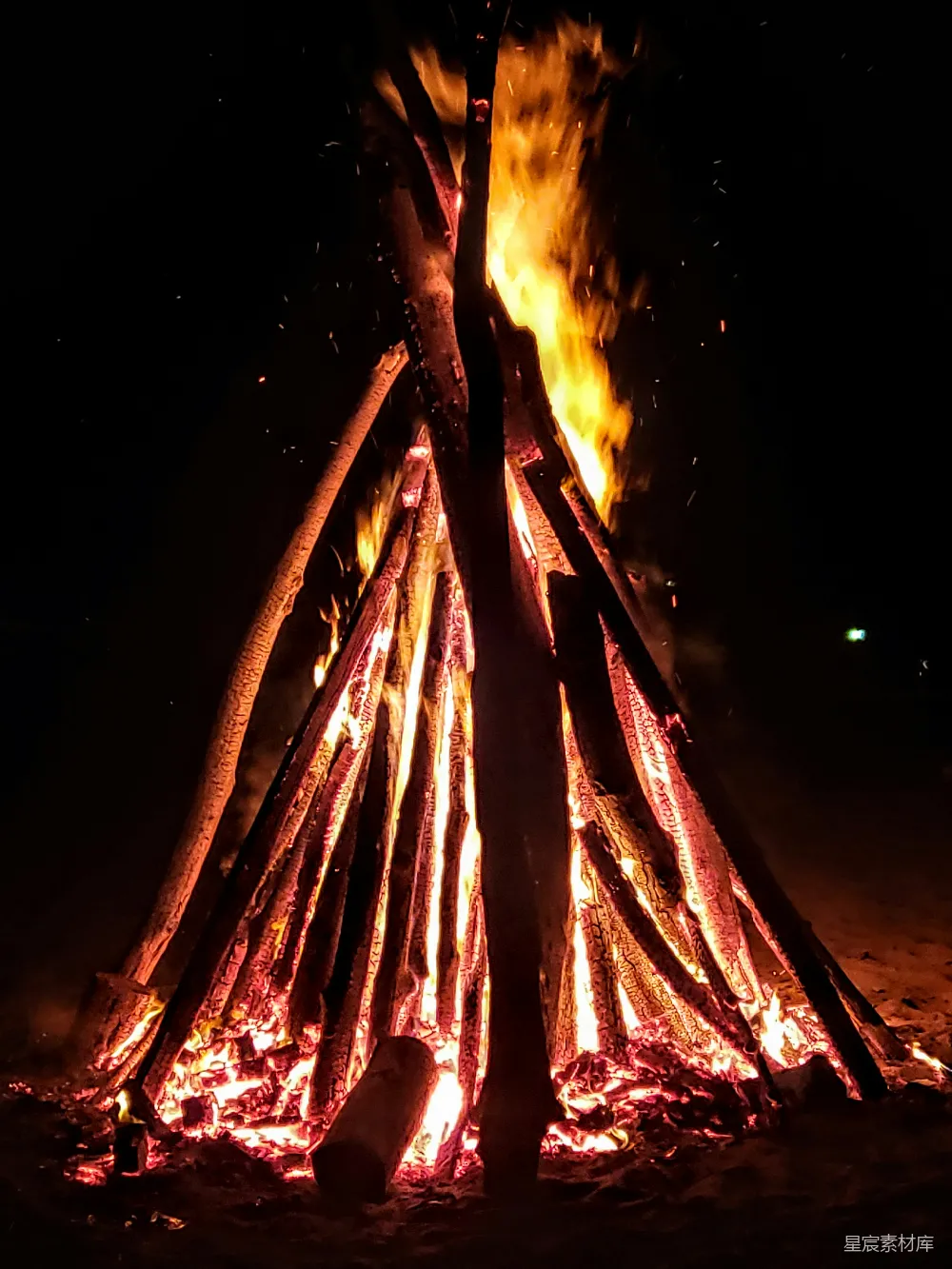 高清摄影  篝火夜燃