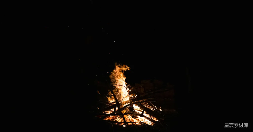 高清摄影  夜晚的一堆大篝火