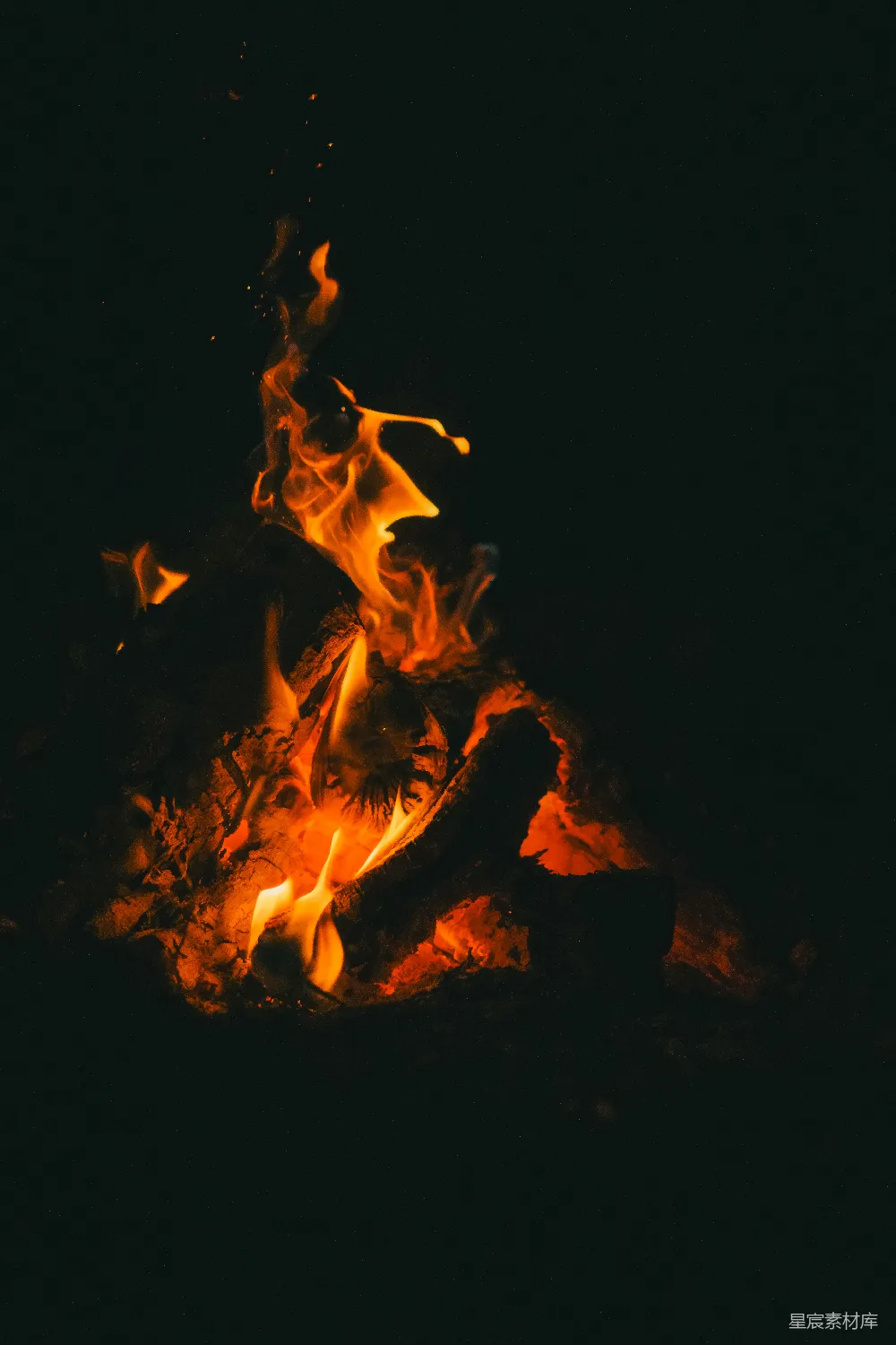 高清摄影  燃烧的火焰照亮了黑暗的夜晚。
