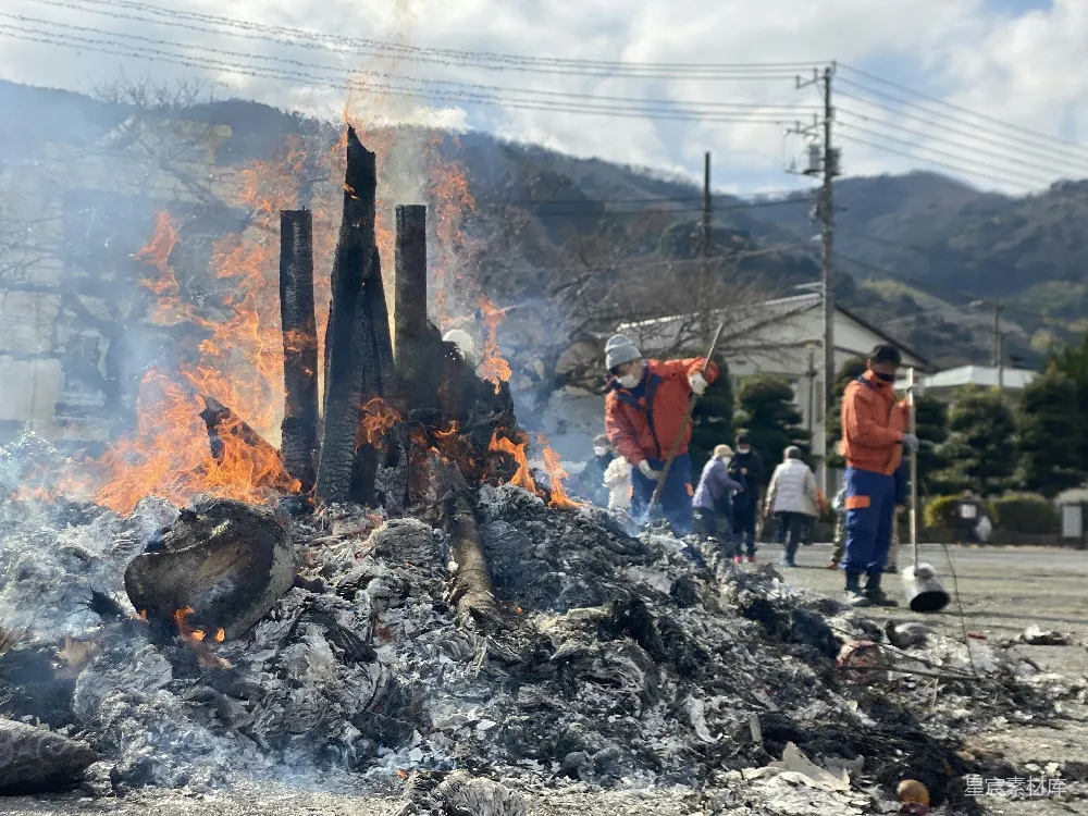 高清摄影  一群人围坐在一堆篝火旁。