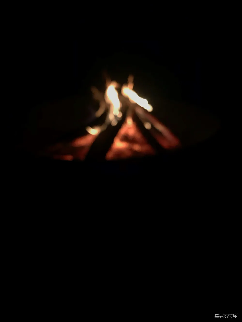 高清摄影 自然 篝火在夜晚熊熊燃烧。