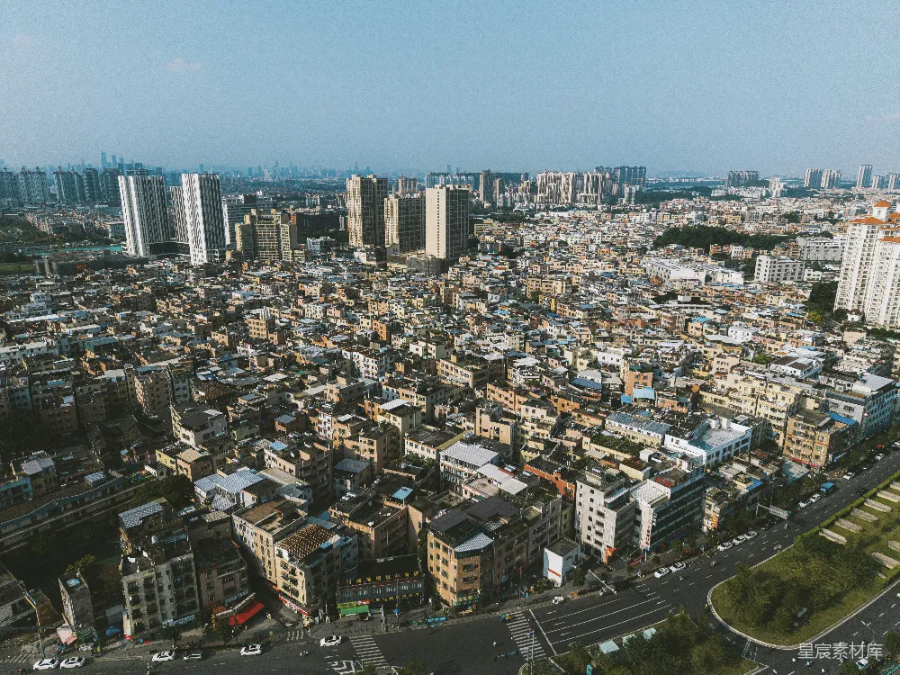 城市上空的全景图，有建筑和道路。
