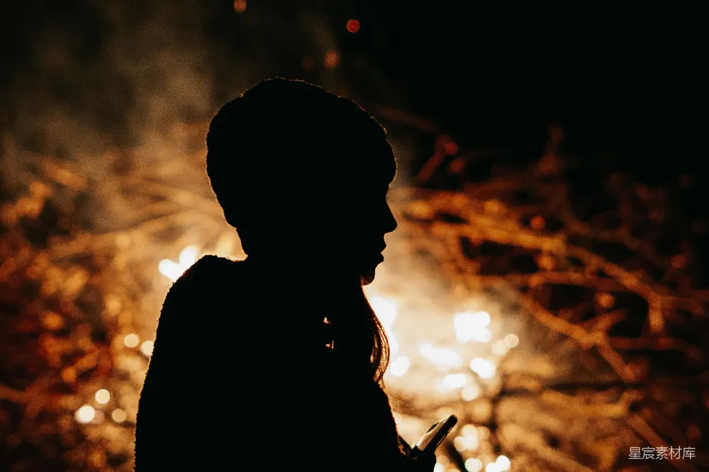 高清摄影  一个人站在火堆前