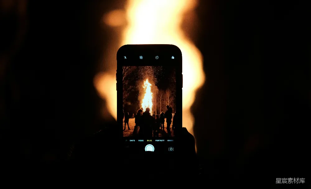 高清摄影  黑色的iPhone 5显示出火苗。