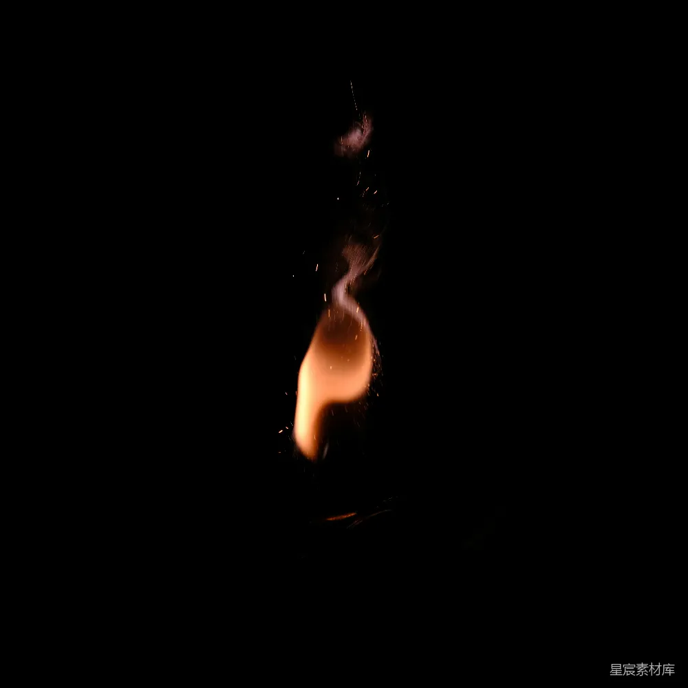 高清摄影  一支点燃的蜡烛在黑暗中，背景是黑色的。