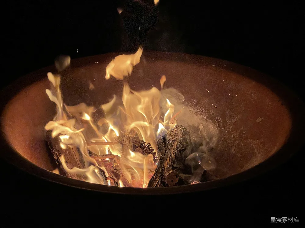 高清摄影  棕色圆形火坑里的火