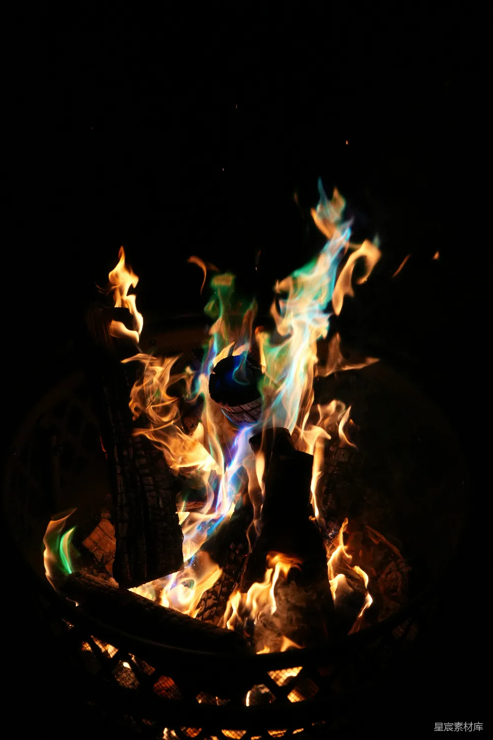 高清摄影 壁纸 实验性 色彩斑斓的火焰在夜空中燃烧得格外明亮。