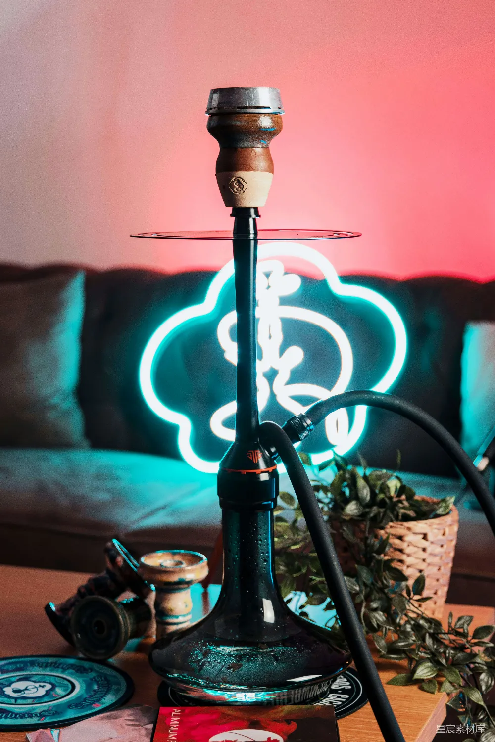 高清摄影  一张桌子，上面放着一盏灯。