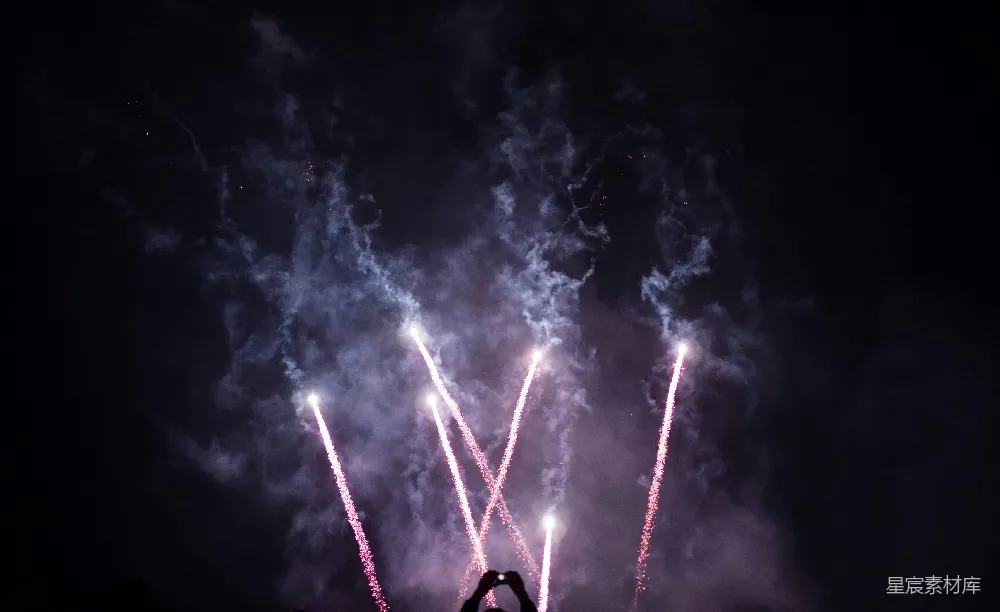 高清摄影  夜间燃放的烟花