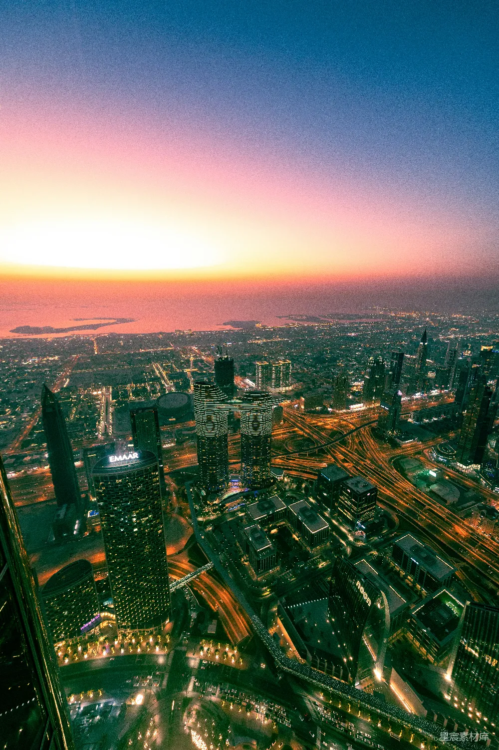 城在夕阳的背景下
