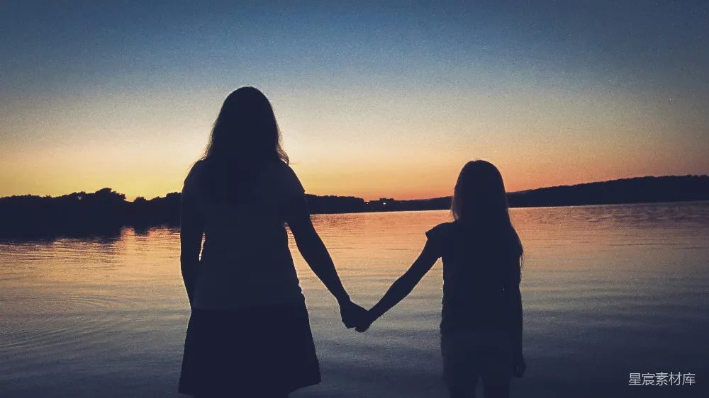 高清摄影 人物 夕阳下，站在海滩上的女人的剪影。