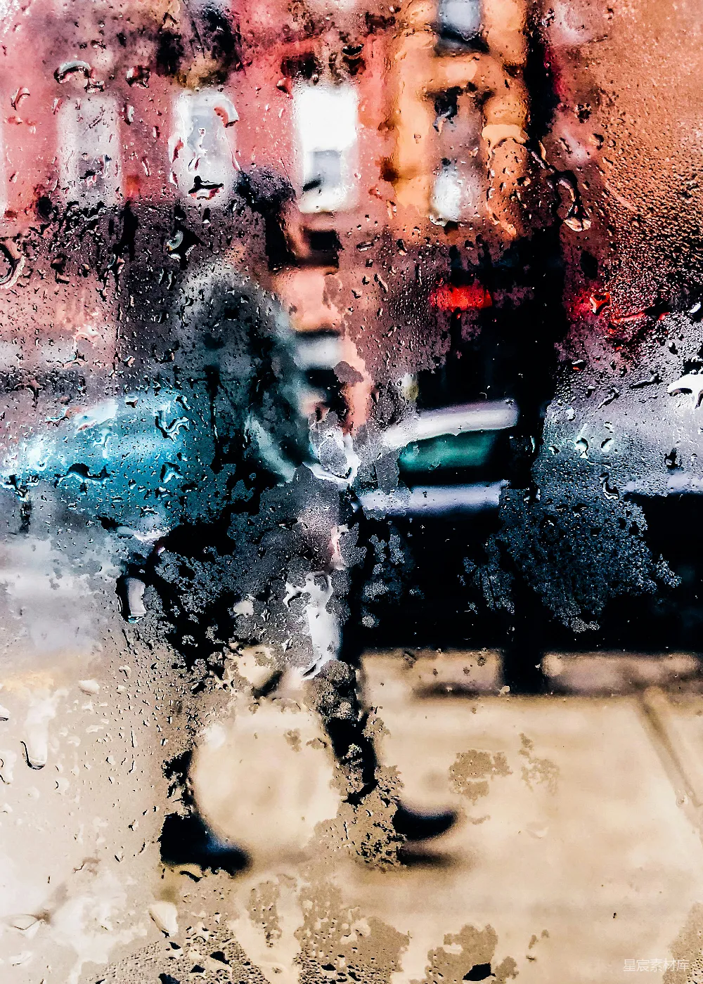 高清摄影 街上一个人手持雨伞行走