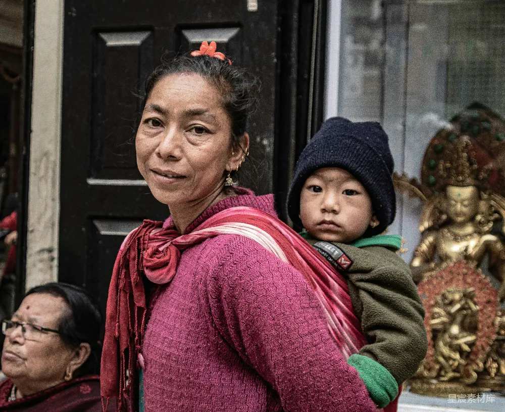 高清摄影 人物 旅行 一个背着孩子的女人