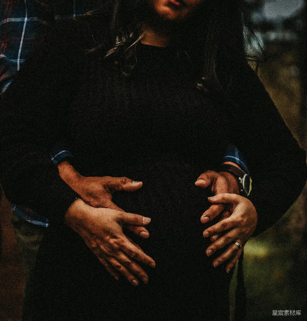 高清摄影  穿着黑色长袖衬衫和黑色裤子的女人