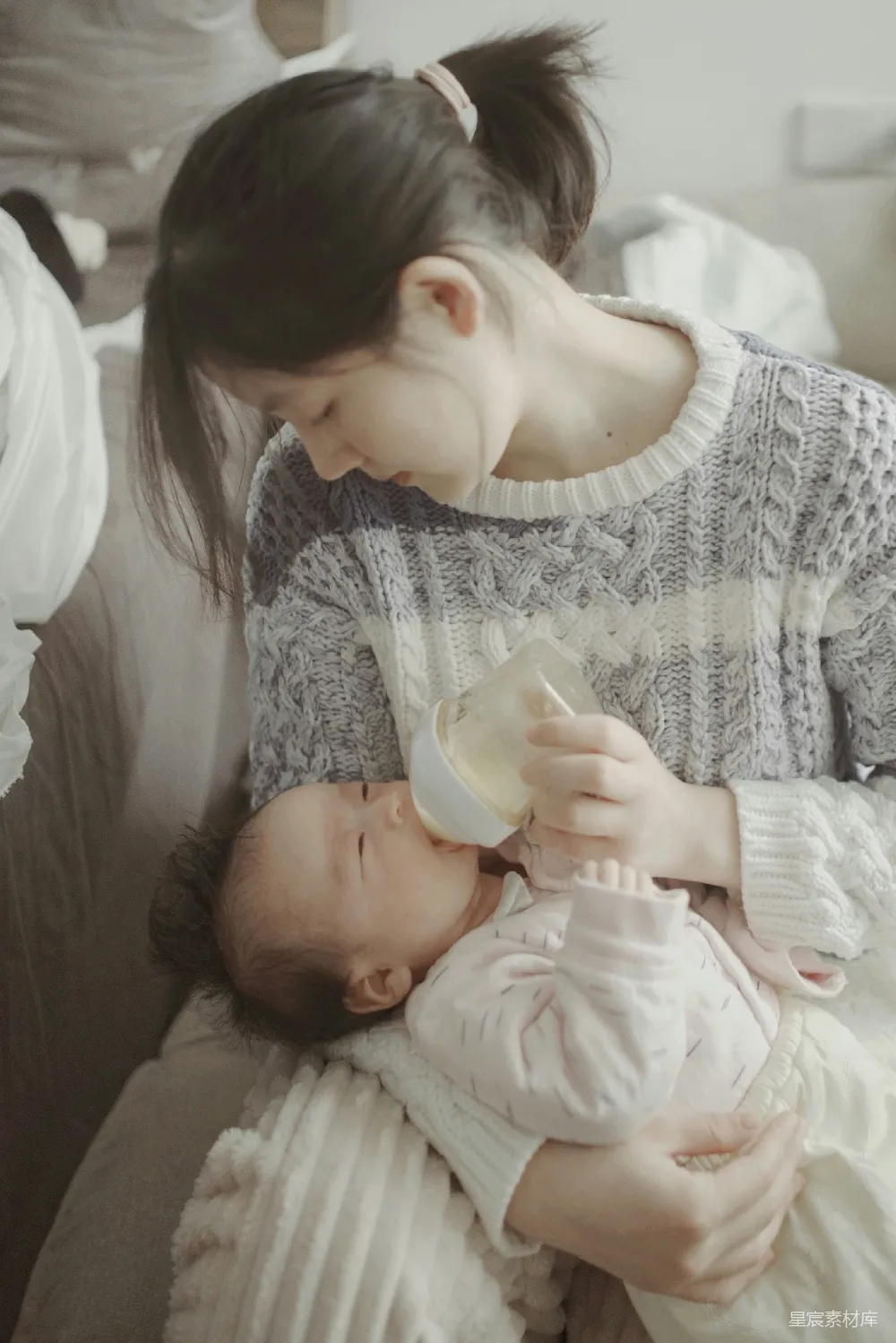 高清摄影  一个人在喂婴儿。
