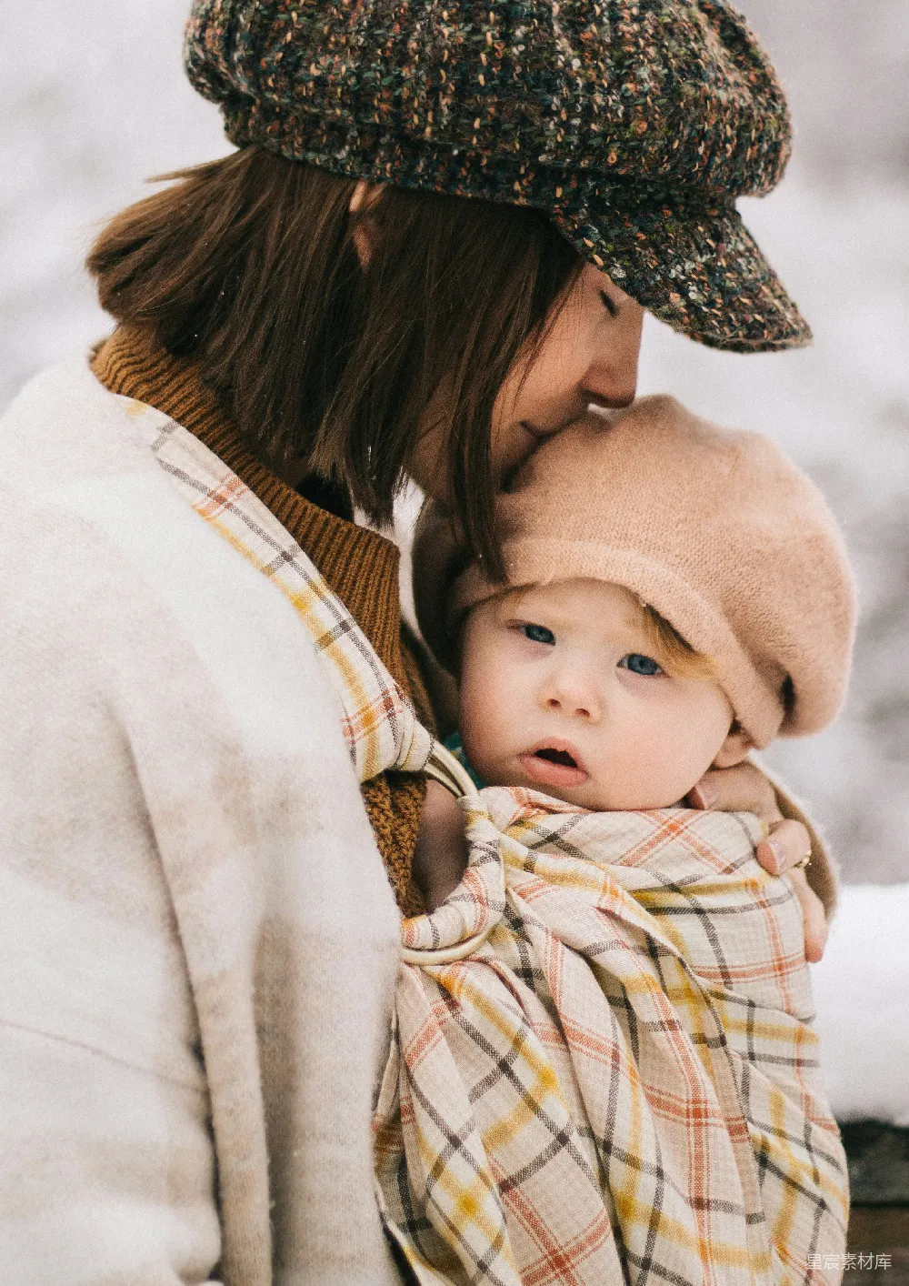 高清摄影 人物 一个抱着用毯子包裹的婴儿的女人