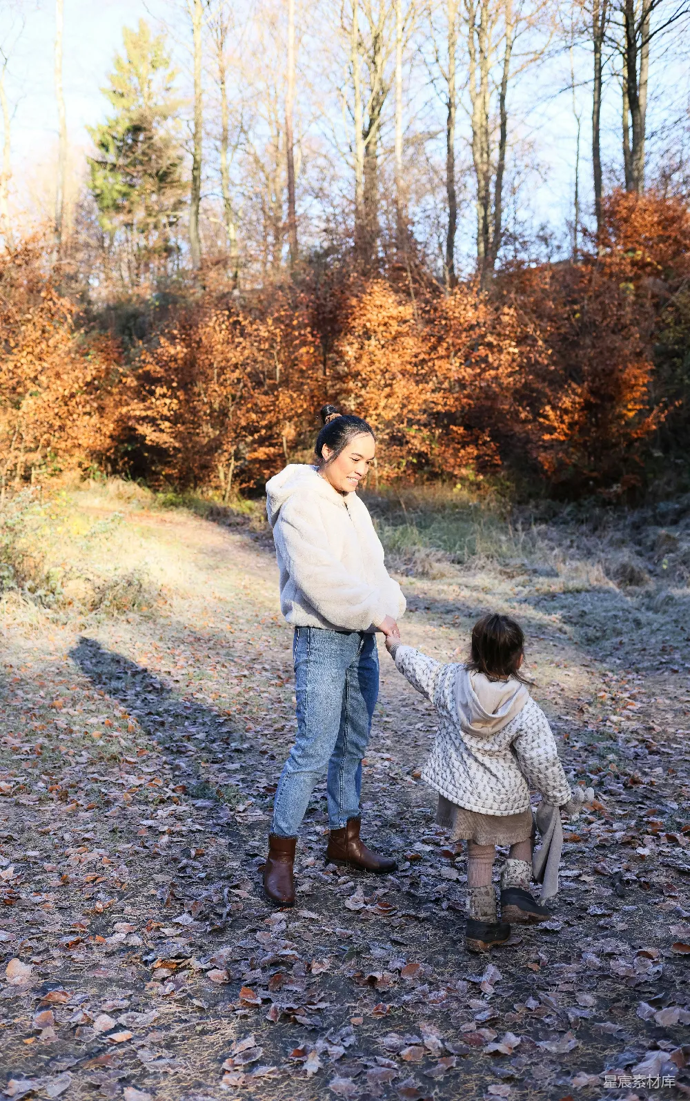 高清摄影  女人和孩子在森林小路上行走