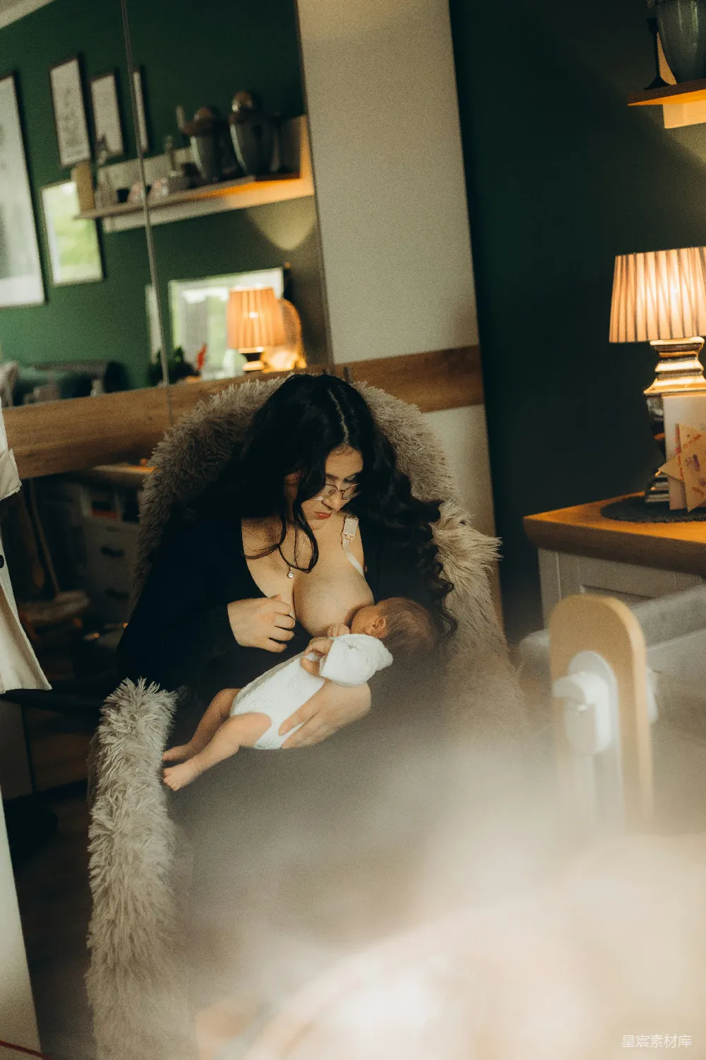 高清摄影 一位女人在温馨的房间里哺乳她的宝宝。