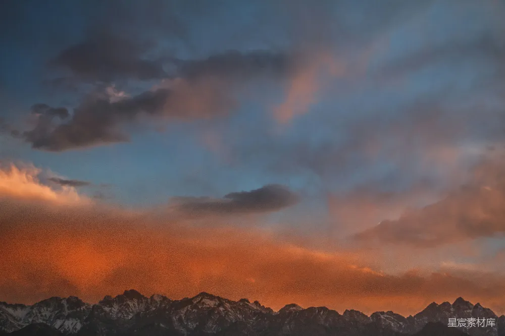 高清摄影  夕阳下的灰色山脉