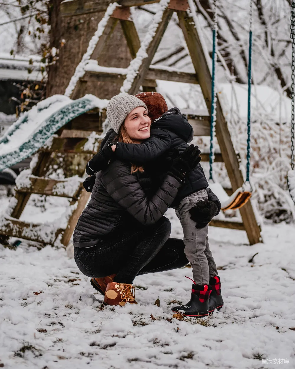 高清摄影 一个女人在雪中抱着一个孩子