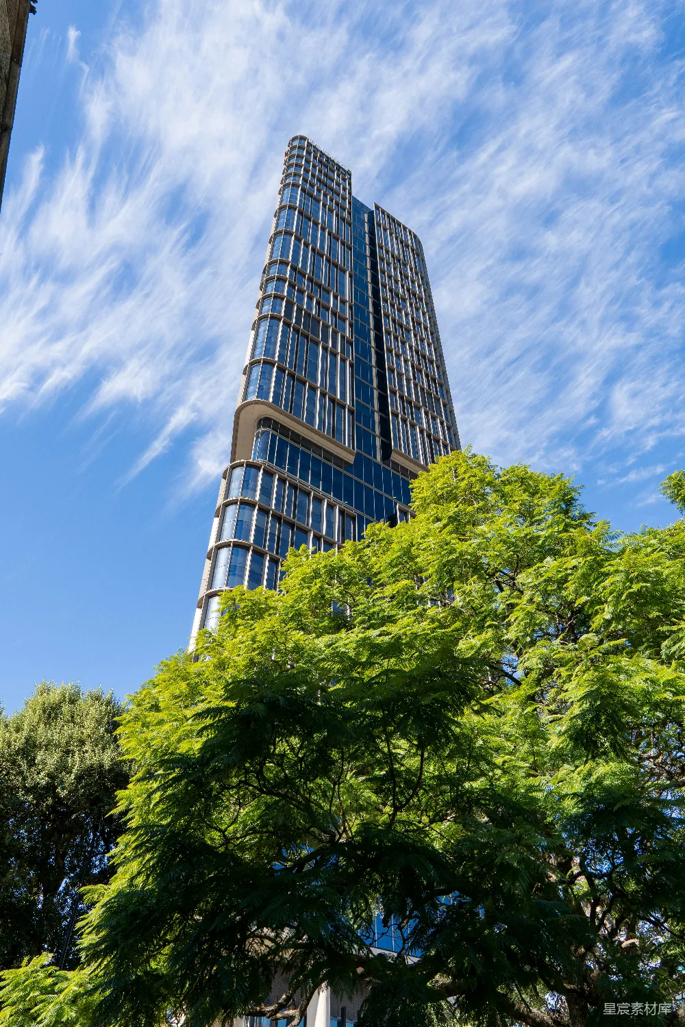 一座有很多窗户的高大建筑物