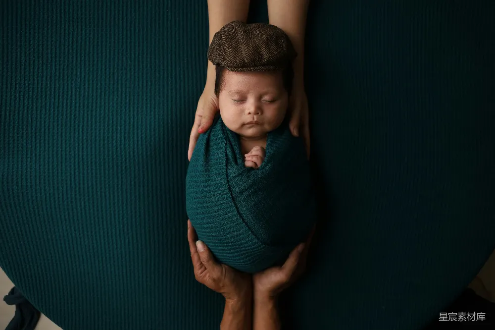 高清摄影  一个抱着用毯子包裹着的婴儿的女人