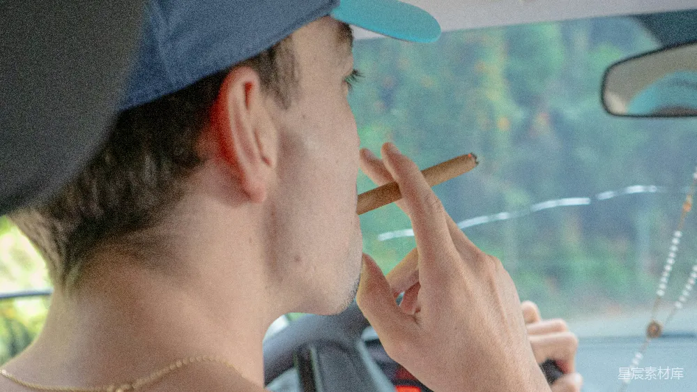 车里抽烟的男人