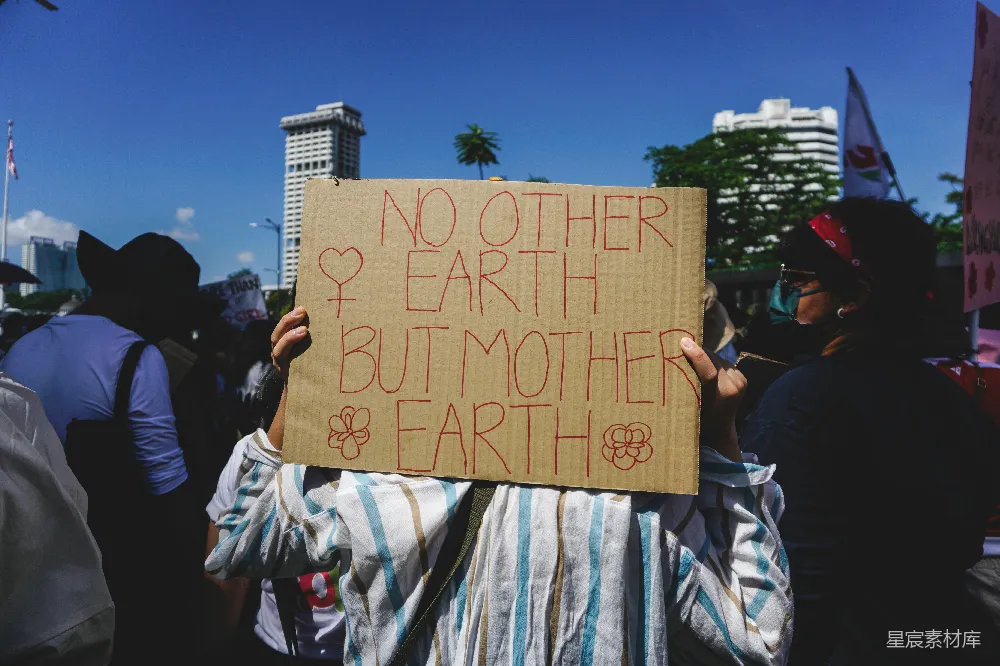 高清摄影  一群人举着标语，上面写着“除了地球母亲之外，没有其他地球”。