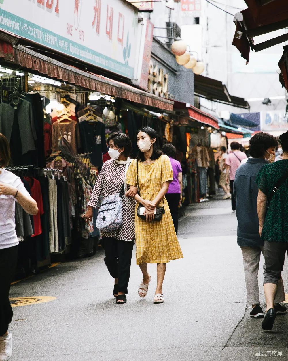 母女俩在市场里散步