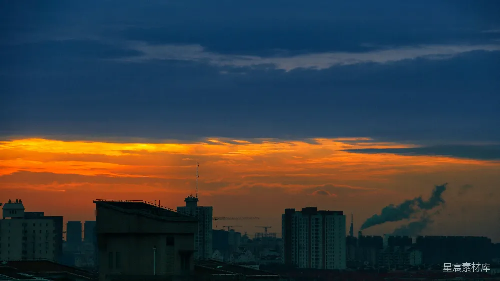 夕阳西下，一座高楼林立的城市。