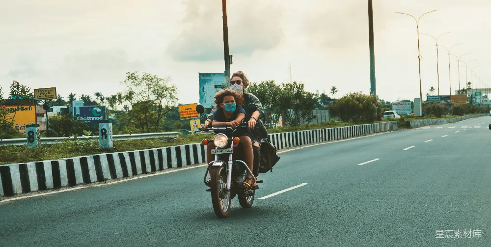 高清摄影 人物 身穿黑色夹克的男子在白天的道路上骑摩托车。