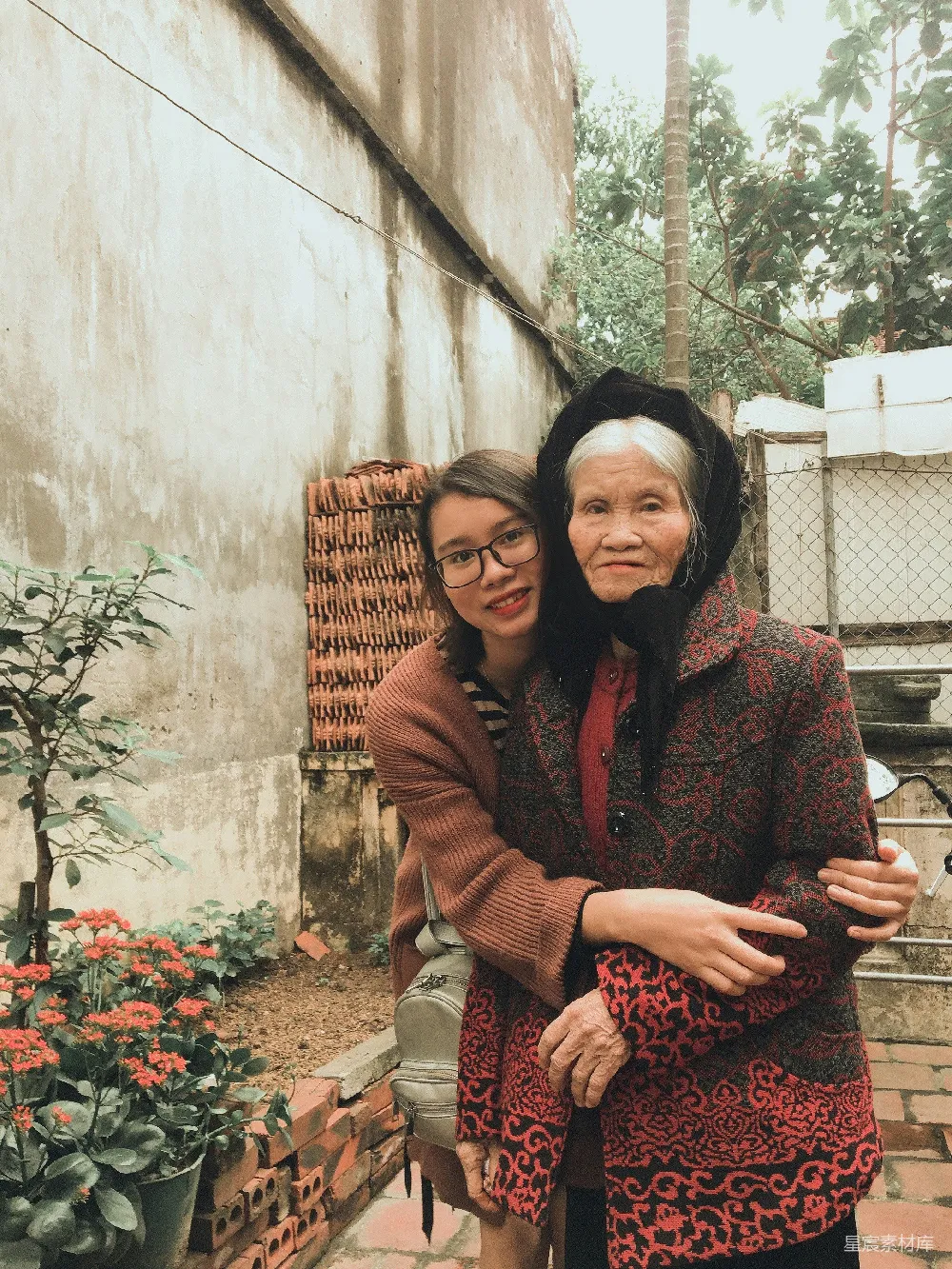 高清摄影  穿红色和棕色长袖连衣裙的女人坐在棕色藤椅上。