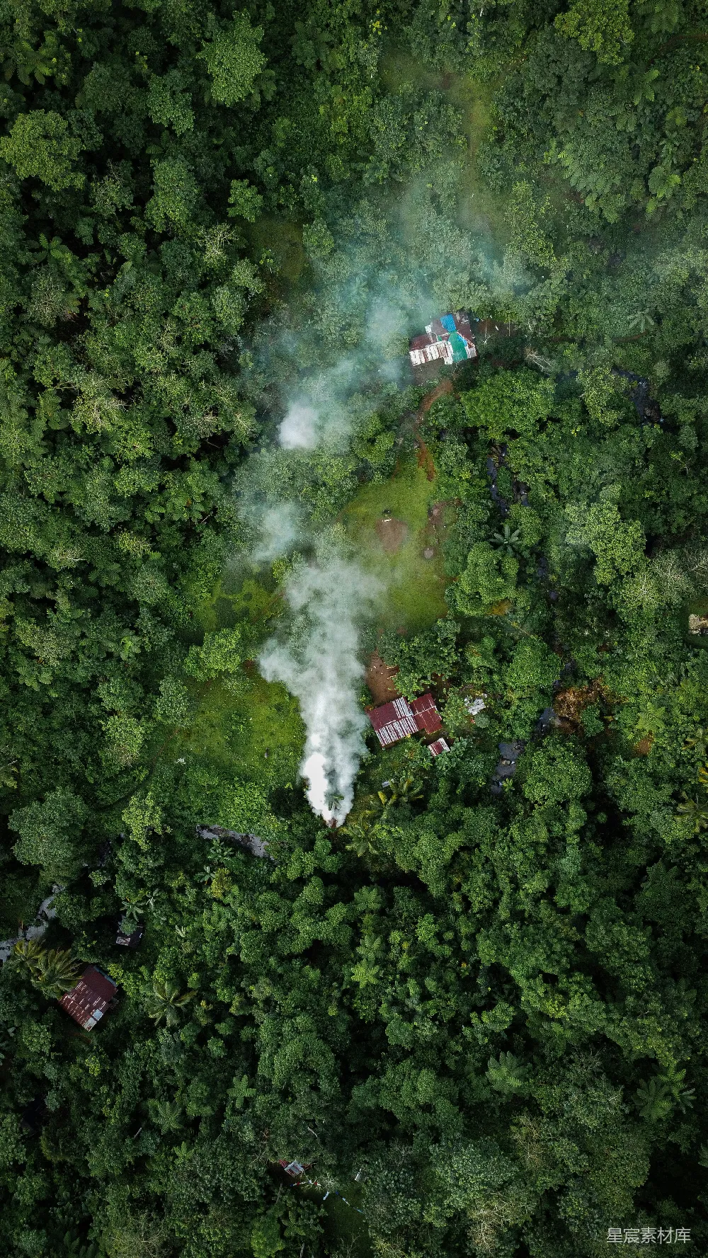 高清摄影  森林中间的一栋房子的空中俯瞰图