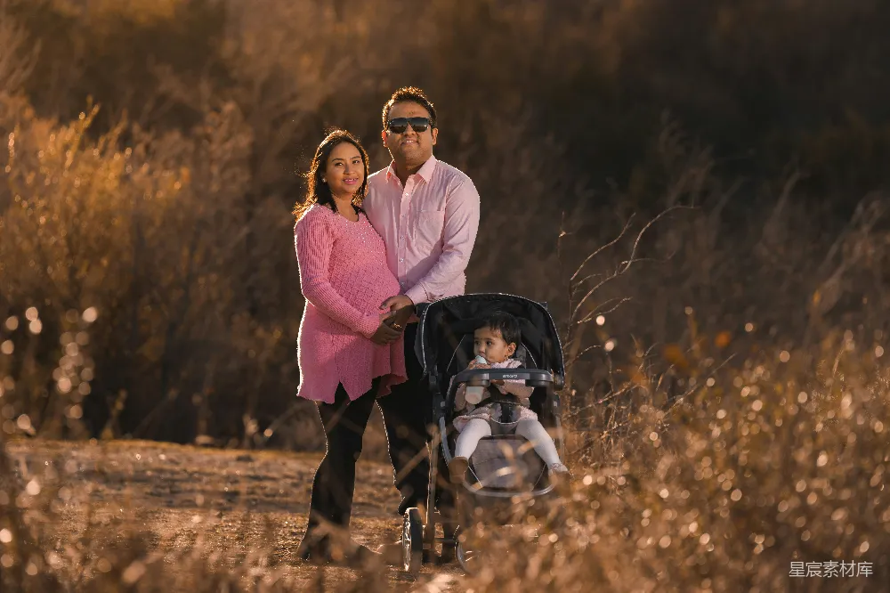 高清摄影  一个男人和一个女人站在婴儿车旁。