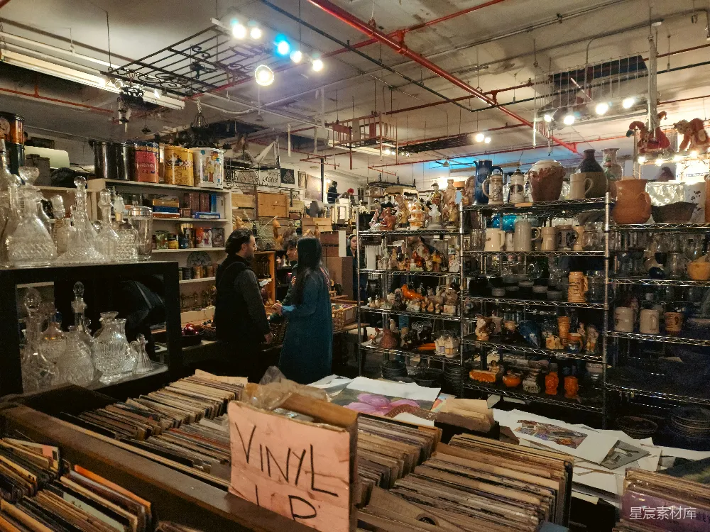 高清摄影  一家摆满各种不同种类商品的商店