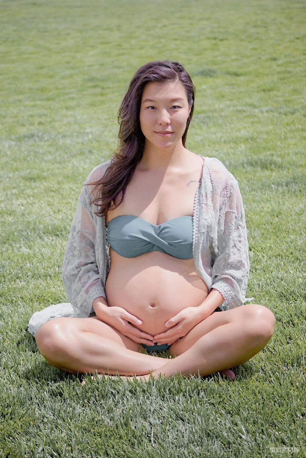 高清摄影  抱着一个婴儿的人