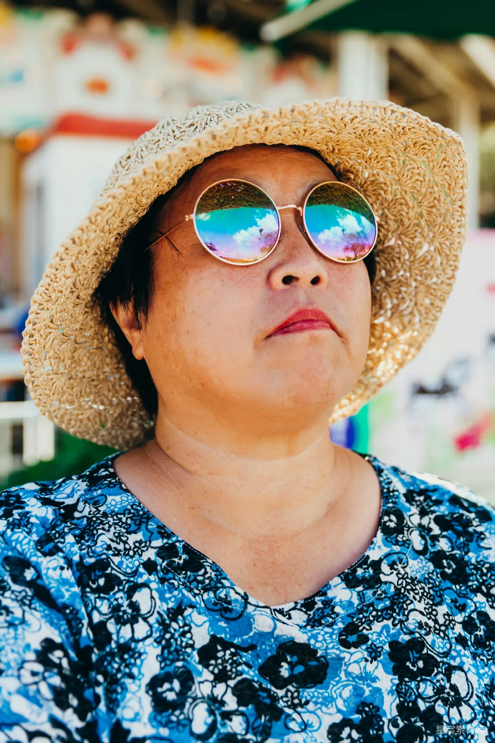 高清摄影  戴着草帽和太阳镜的女人