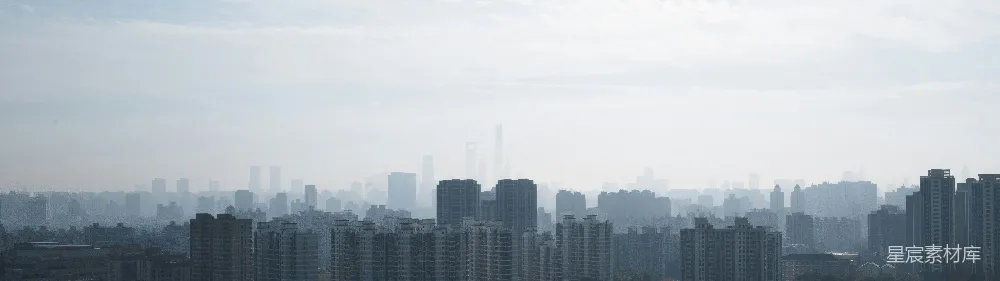 远处高楼林立的朦胧城市景象。