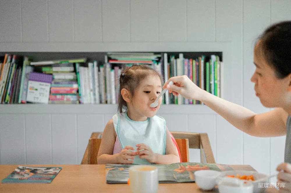 高清摄影  拿着白色塑料勺子的女人