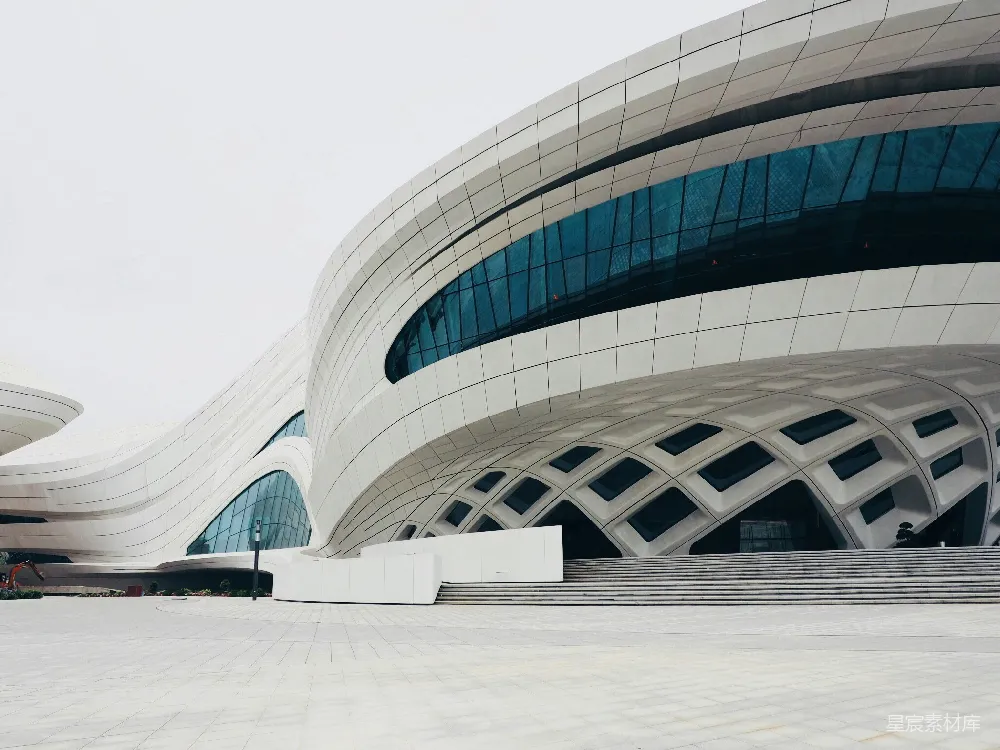 高清摄影  白色建筑结构，带有蓝色玻璃窗户