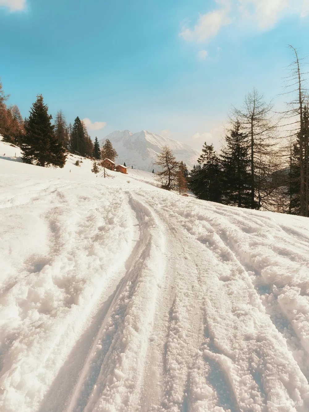 滑雪者在雪覆盖的山坡上滑下。