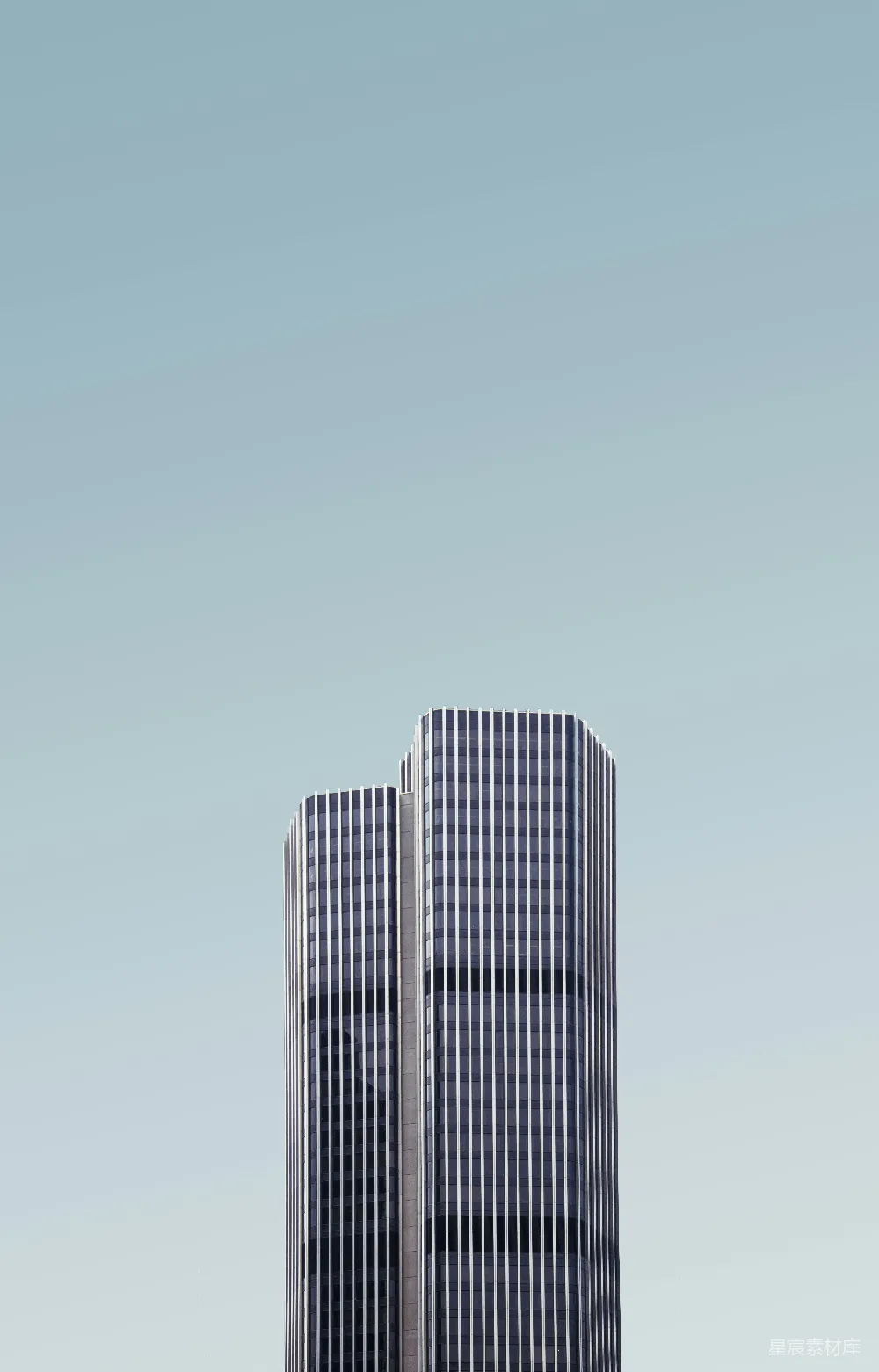 高清摄影  灰白相间的高层建筑在白云缭绕的天空下