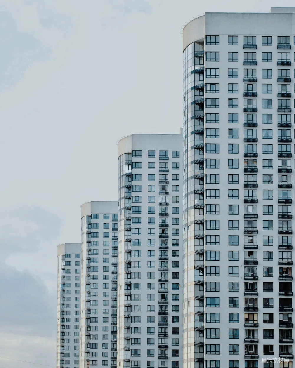 高清摄影  四栋白色粉刷的建筑