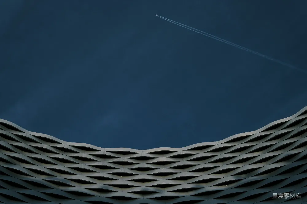 高清摄影 壁纸 一架飞机在建筑物上空飞行