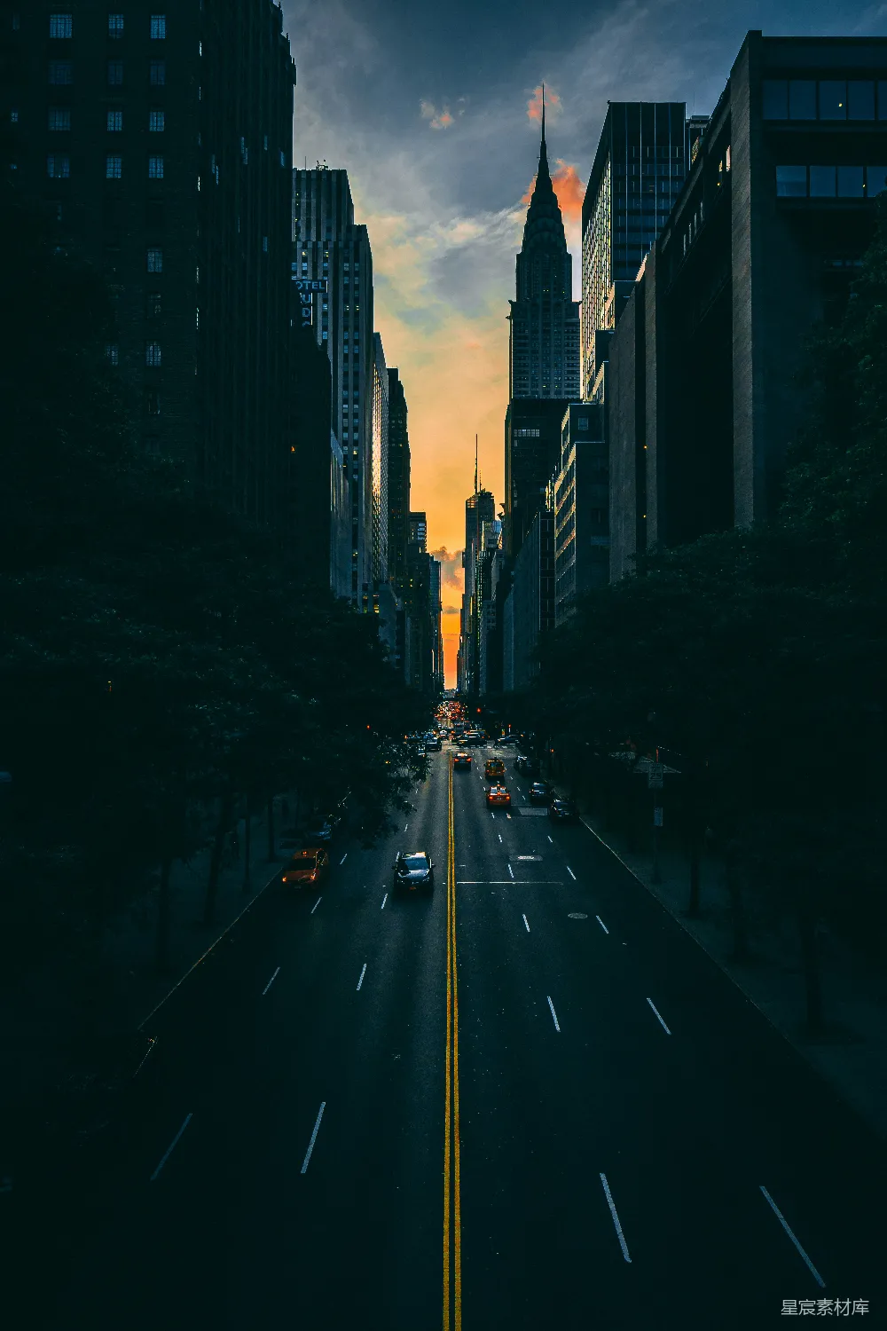 高清摄影 壁纸 旅行 高楼之间车辆穿越马路的低光摄影
