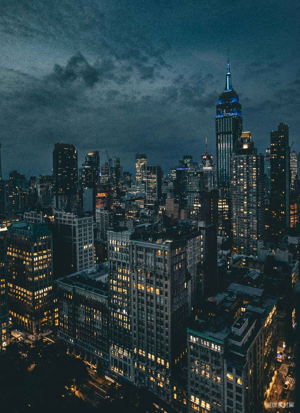 高清摄影 旅行 夜间拍摄高层建筑的航拍照片