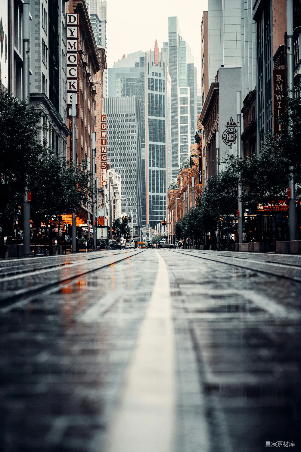 高清摄影  白天高耸的建筑之间的灰色混凝土道路