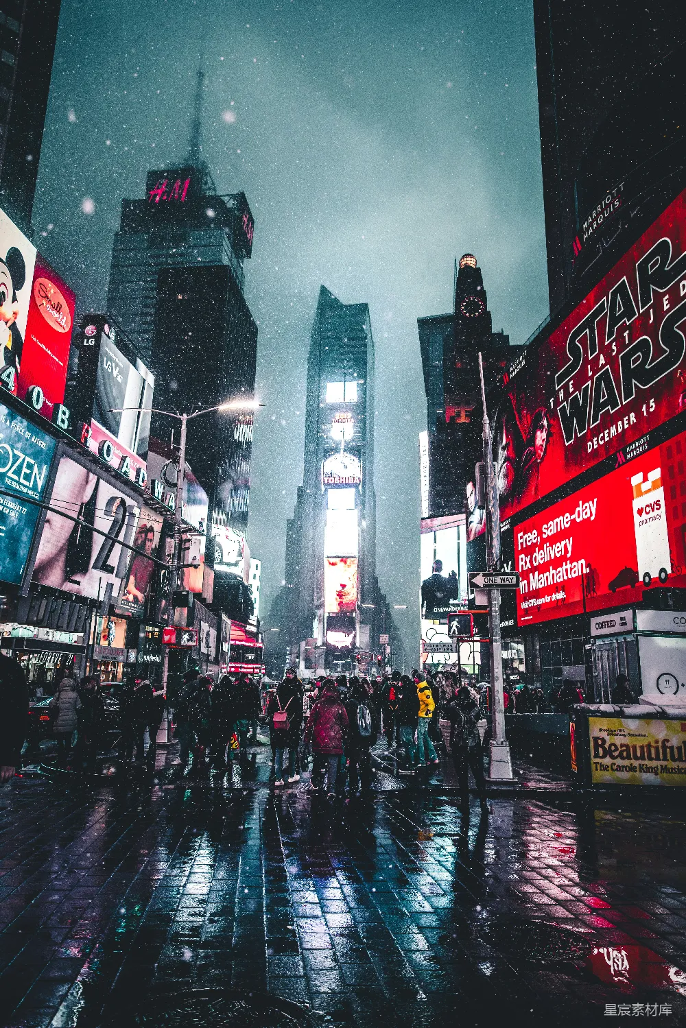 高清摄影  一群人聚集在街上。