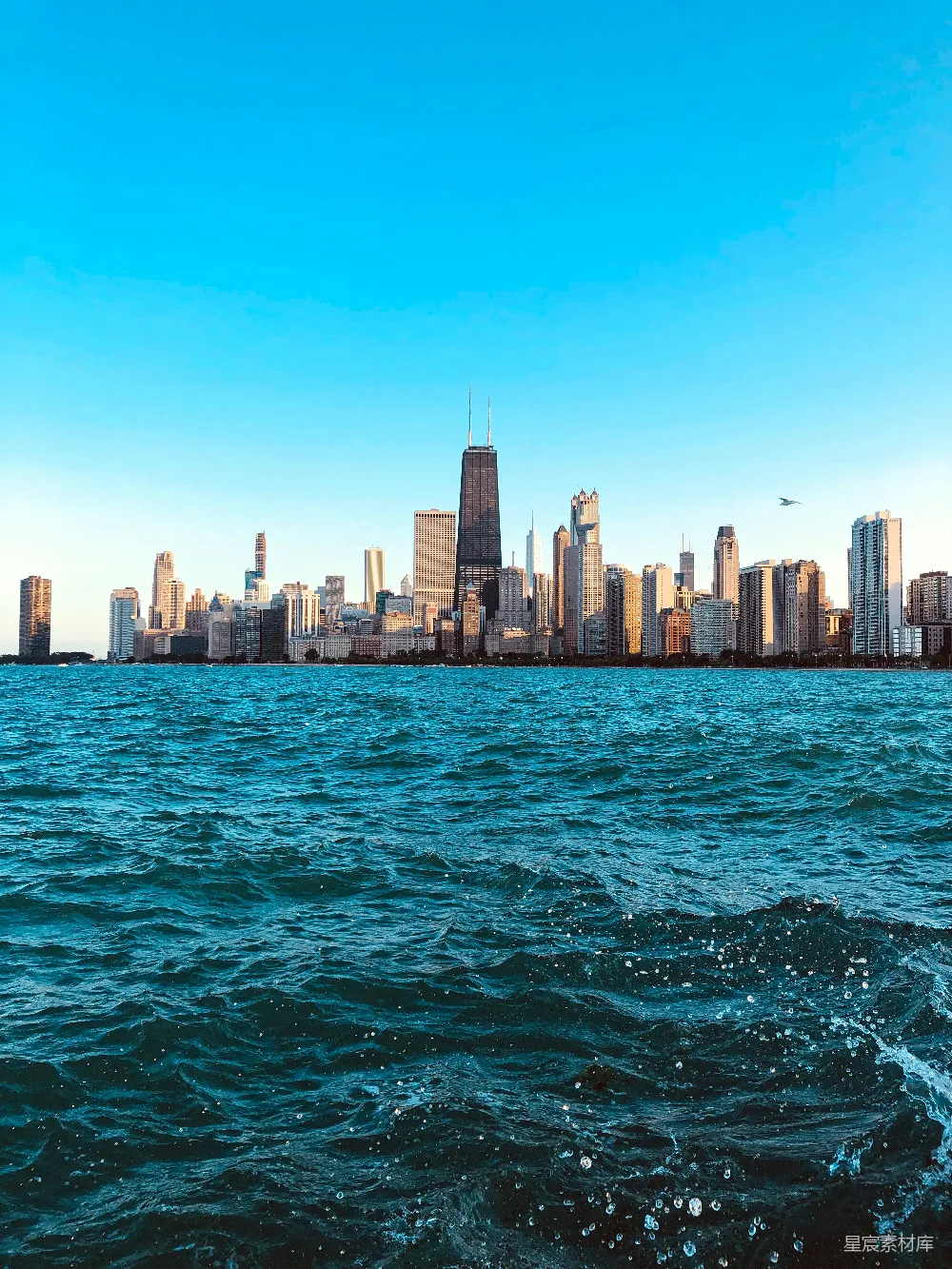 高清摄影  海边的一座建筑在晴朗的蓝天背景下